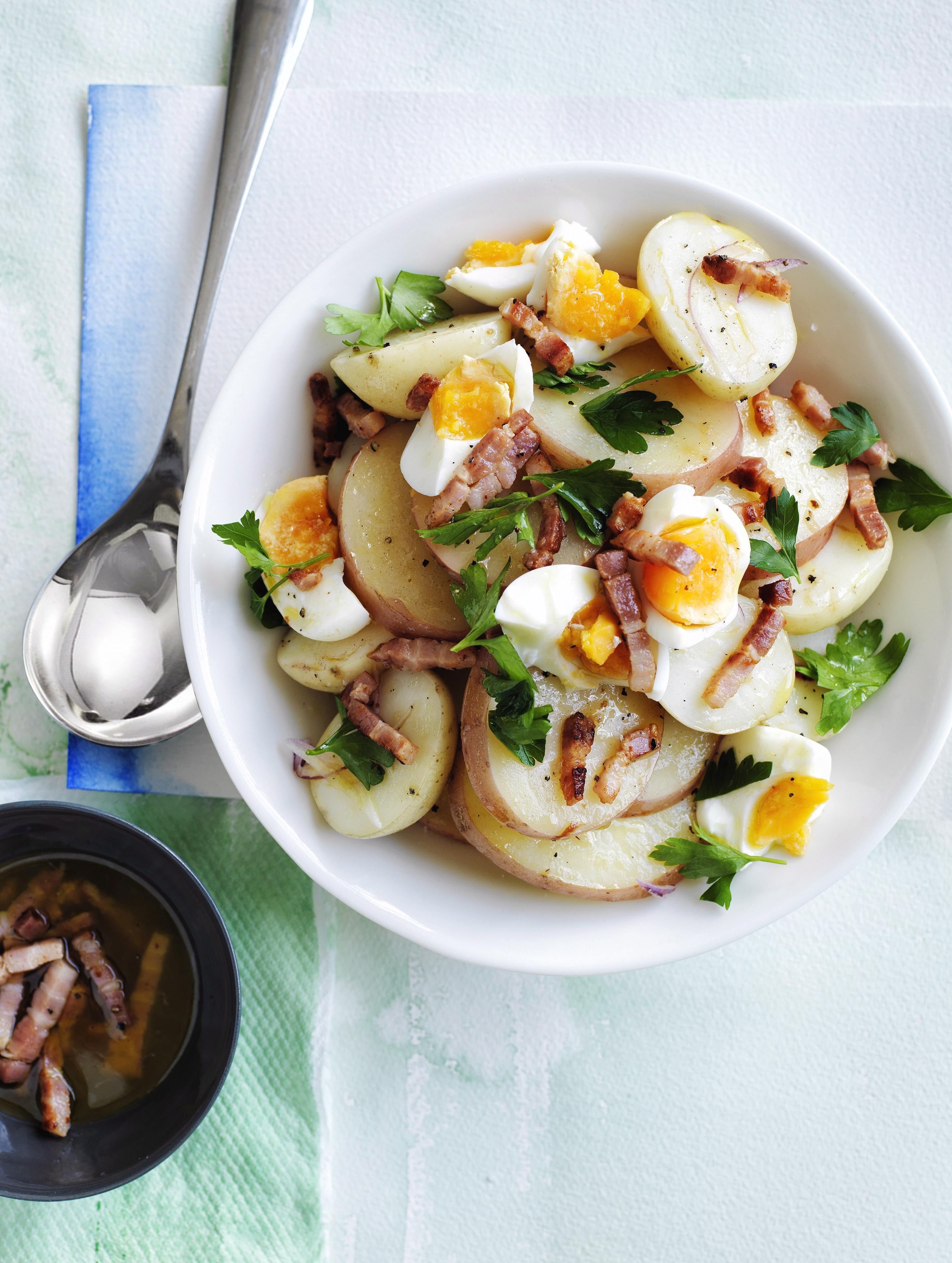 Aardappelsalade met spek en zachtgekookte eitjes